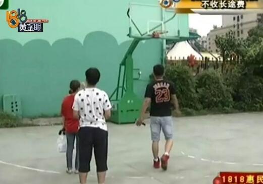 如此激烈?打篮球被抓成花脸 小伙被十几个广场舞大妈围殴