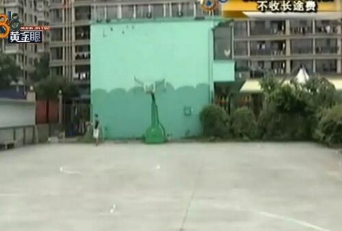 如此激烈?打篮球被抓成花脸 小伙被十几个广场舞大妈围殴