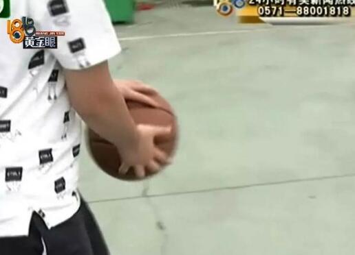 如此激烈?打篮球被抓成花脸 小伙被十几个广场舞大妈围殴