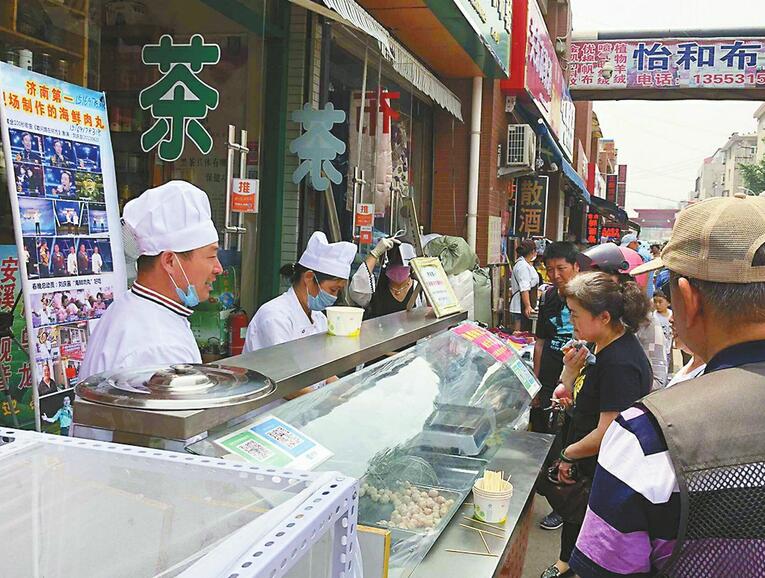 济南民族大街市场有个摊主唱歌“圈粉” 7年还清四五十万债