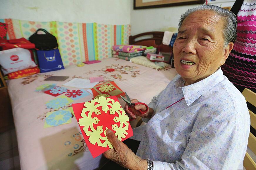 鲁春芳：98岁老居委会主任爱自拍