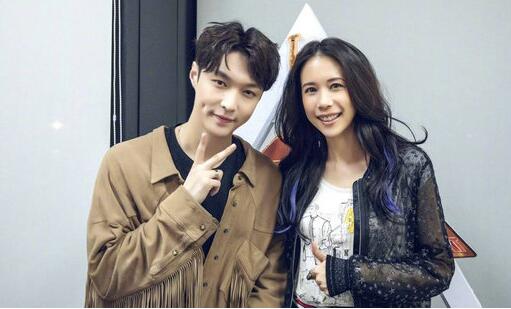 张艺兴为莫文蔚编曲获赞 莫文蔚当场邀歌