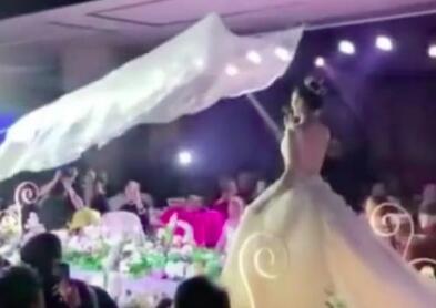 酷炫飞纱锁喉新娘 婚礼搞笑一幕:新郎失手 头纱