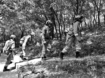 决不放弃！300人搜救驴友 女子微信发出“走错路”后便失去音讯