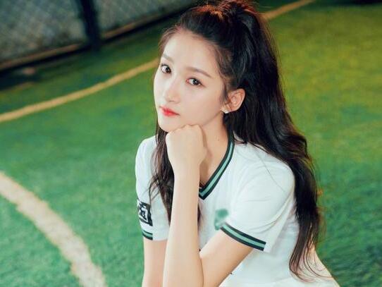 夫唱妇随?关晓彤踢足球 