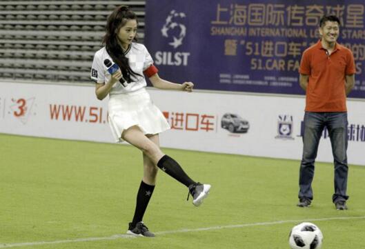 关晓彤踢足球 像鹿晗看齐？运动短T搭百褶裙大长腿抢镜