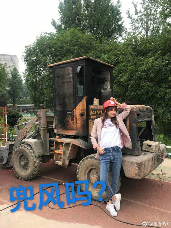 这下麻烦大了！董子健晚点9分钟给孙怡庆生 微博连呼四个“完了”