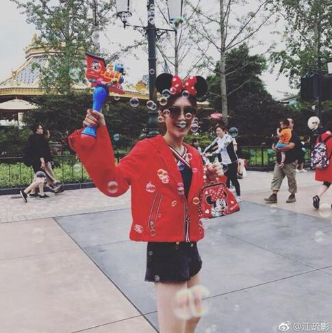 行走的巨型米妮！迪士尼偶遇江疏影 这组游客照给打满分