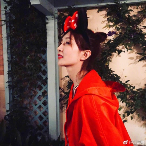 行走的巨型米妮！迪士尼偶遇江疏影 这组游客照给打满分