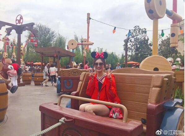 行走的巨型米妮！迪士尼偶遇江疏影 这组游客照给打满分