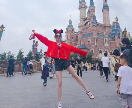 江三岁无疑了!迪士尼偶遇江疏影 行走的