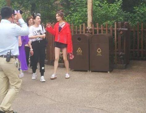 白得发光！迪士尼偶遇江疏影 从颜值到身材都无可挑剔