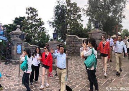 白得发光！迪士尼偶遇江疏影 从颜值到身材都无可挑剔