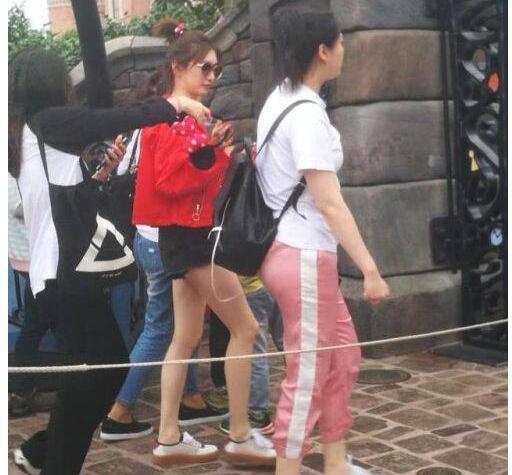 白得发光！迪士尼偶遇江疏影 从颜值到身材都无可挑剔