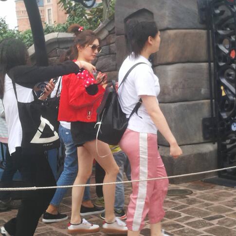 wuli江江好美！迪士尼偶遇江疏影 玩旋转木马秒变青春少女