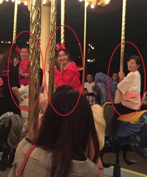 wuli江江好美！迪士尼偶遇江疏影 玩旋转木马秒变青春少女