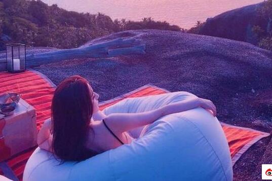 美景配美人!迪丽热巴生日晒背影照 肩颈曲线流畅美背白皙诱人