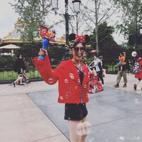 像个大孩子！迪士尼偶遇江疏影 带爸妈逛迪士尼开怀大笑