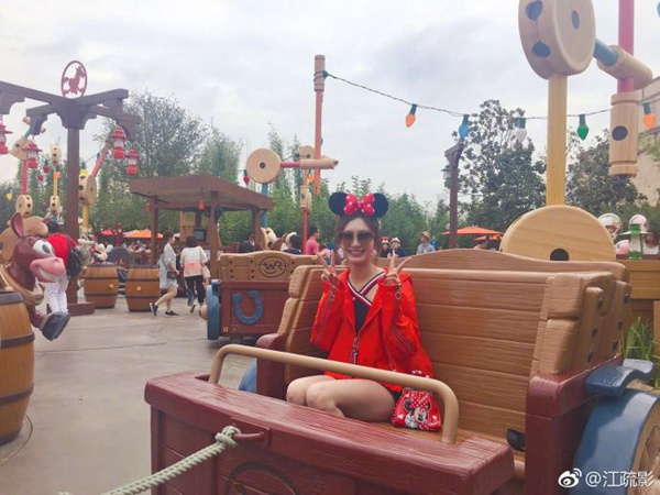 像个大孩子！迪士尼偶遇江疏影 带爸妈逛迪士尼开怀大笑