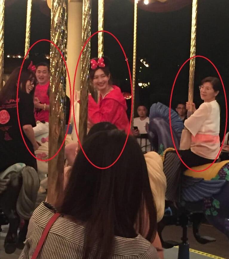 像个大孩子！迪士尼偶遇江疏影 带爸妈逛迪士尼开怀大笑