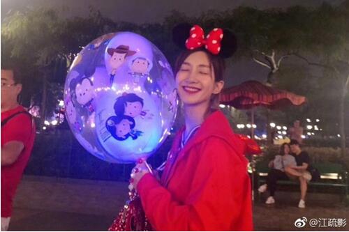 【组图】网友迪士尼偶遇江疏影 身穿米奇元素现身迪士尼十分应景
