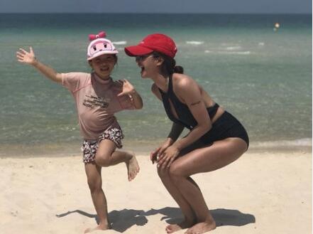 女神美翻了!蔡依林晒与家人合照 网友:活出自我的黑美人 