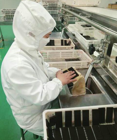 寻找“济南工匠” 阿胶“美容师”朱兴香擦胶22年不停歇 