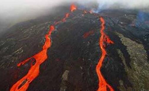 危地马拉火山喷发 火山灰云雾般升起降落在部分城市地区