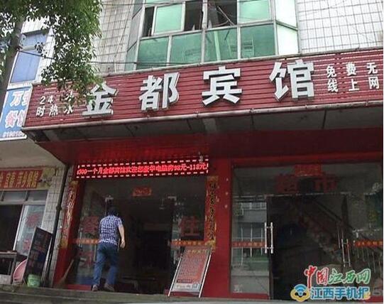 环境堪忧!熟睡中舌头被蜇 男子舌头发麻怀疑是被蜈蚣咬伤后中了毒