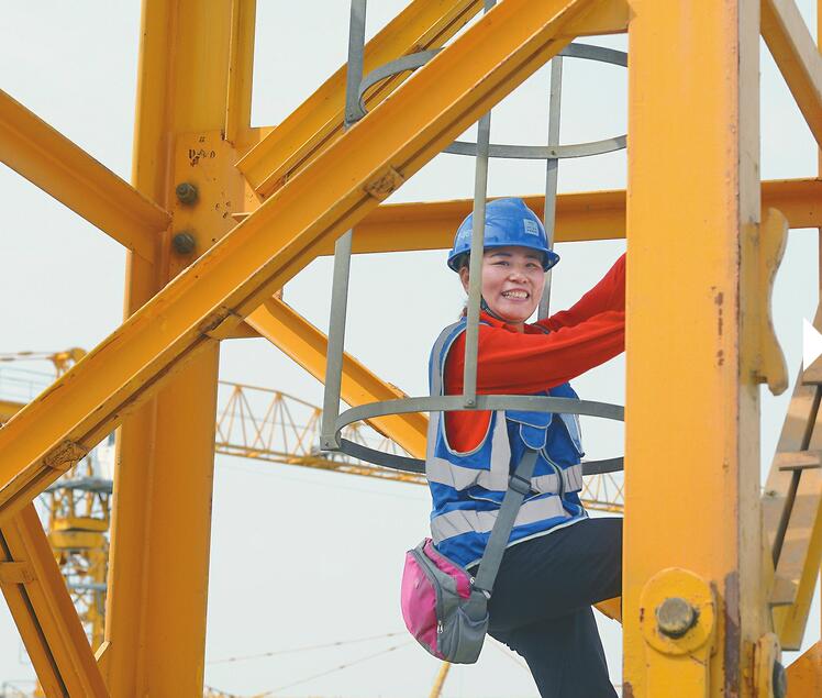 济南的空中“高人” 她们在百米高空塔吊上见证着城市“长高” 