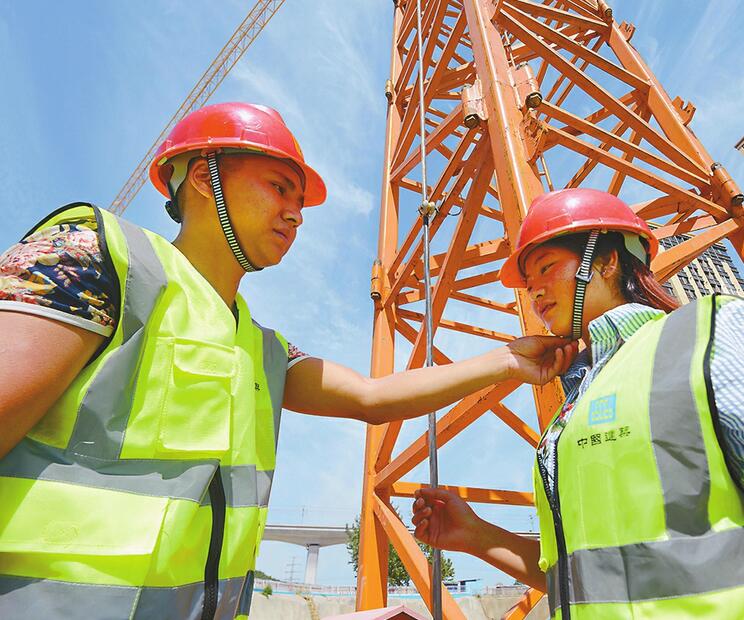 济南的空中“高人” 她们在百米高空塔吊上见证着城市“长高” 