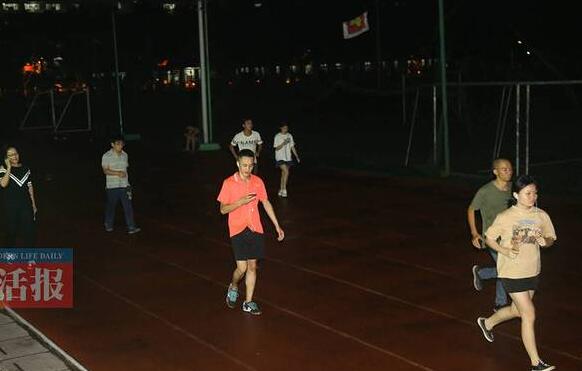 为排行暴走万步就为晒圈?女子办公室加班疯狂甩手环