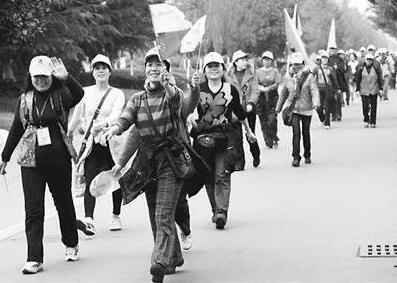 为排行暴走万步就为晒圈?女子办公室加班疯狂甩手环