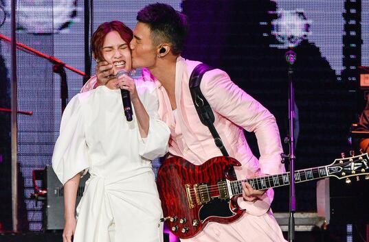 甜炸了！李荣浩庆生杨丞琳 李荣浩连4年抢第一祝贺杨丞琳