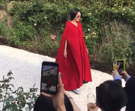 美炸了!王菲走秀 化妆室曝