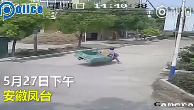 碰瓷碰到刀刃上?民警扶大妈被讹 所幸监控真实还原了事发经过