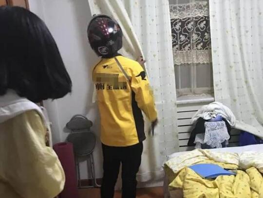 喜感十足!会打虫子的外卖哥火了 小姐姐