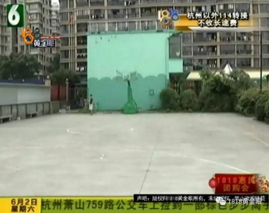 一言不合就火拼?打篮球被抓成花脸 大妈变