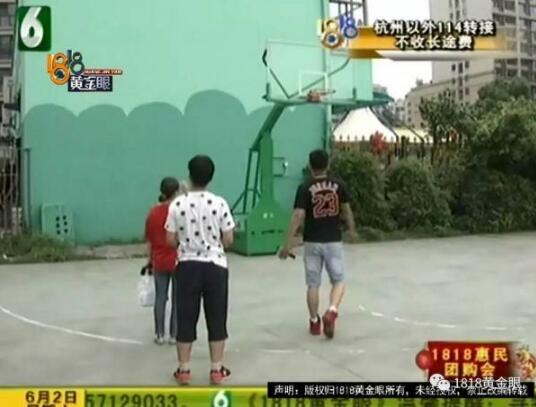 一言不合就火拼?打篮球被抓成花脸 大妈变