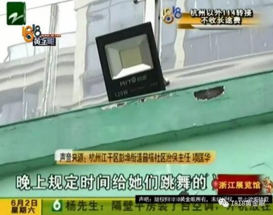 一言不合就火拼?打篮球被抓成花脸 大妈变