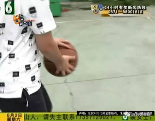 一言不合就火拼?打篮球被抓成花脸 大妈变