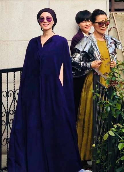 看不懂的时尚！王菲走秀 戴墨镜笑着要人“走开走开”