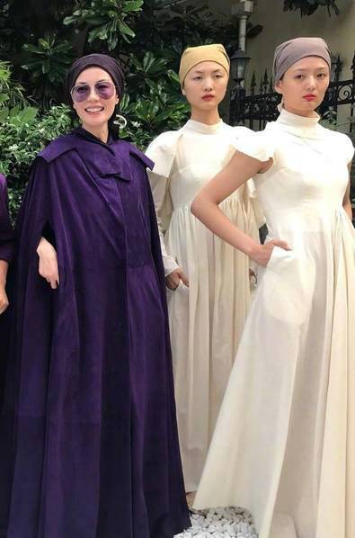 看不懂的时尚！王菲走秀 戴墨镜笑着要人“走开走开”