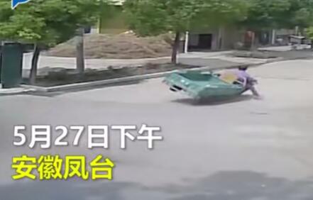 戏精的诞生!民警扶大妈被讹 网友:这是大妈战斗力升级的节奏