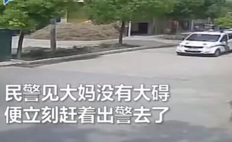 戏精的诞生!民警扶大妈被讹 网友:这是大妈战斗力升级的节奏