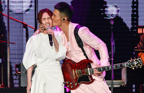 世纪大闪弹!李荣浩庆生杨丞琳 李荣浩连4年抢第一祝贺杨丞琳