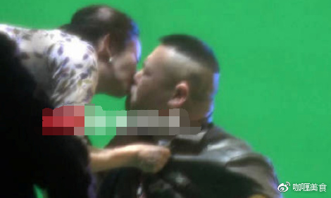 辣眼睛!佟丽娅岳云鹏吻戏 丫丫拍完用手背狂擦嘴