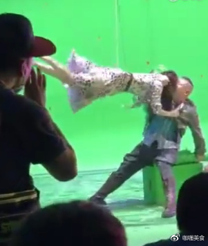 辣眼睛!佟丽娅岳云鹏吻戏 丫丫拍完用手背狂擦嘴