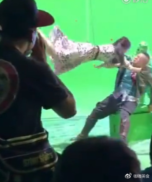 辣眼睛!佟丽娅岳云鹏吻戏 丫丫拍完用手背狂擦嘴