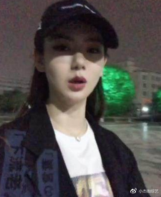 深夜福利！戚薇夜游母校 图书馆门前等待大家5分钟